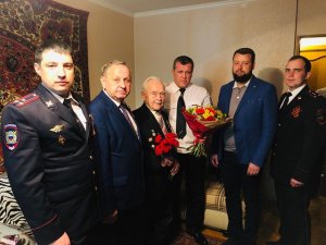 Сотрудники полиции Северного округа столицы поздравили 96-летнего ветерана с Днем Победы Сотрудники полиции Северного округа столицы поздравили 96-летнего ветерана с Днем Победы
