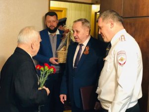 Сотрудники полиции Северного округа столицы поздравили 96-летнего ветерана с Днем Победы Сотрудники полиции Северного округа столицы поздравили 96-летнего ветерана с Днем Победы