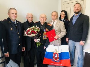 Сотрудники полиции Северного округа поздравили ветерана с 90-летием Сотрудники полиции Северного округа поздравили ветерана с 90-летием