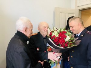 Сотрудники полиции Северного округа поздравили ветерана с 90-летием Сотрудники полиции Северного округа поздравили ветерана с 90-летием