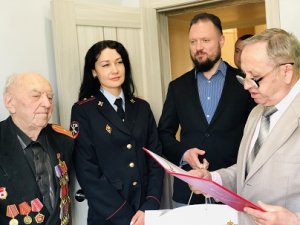 Сотрудники полиции Северного округа поздравили ветерана с 90-летием Сотрудники полиции Северного округа поздравили ветерана с 90-летием
