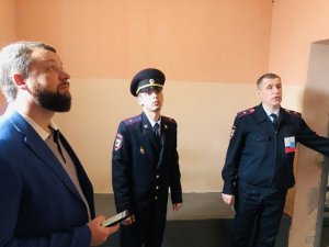 Члены Общественного совета при УВД по САО проверили условия содержания в специальных помещениях для задержанных лиц Члены Общественного совета при УВД по САО проверили условия содержания в специальных помещениях для задержанных лиц