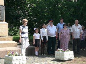 Возложение цветов к памятнику всем павшим за отечество ко дню памяти и скорби 22 июня 2019 года Возложение цветов к памятнику всем павшим за отечество ко дню памяти и скорби 22 июня 2019 года