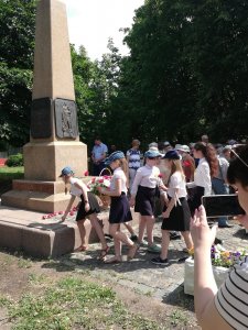 Возложение цветов к памятнику всем павшим за отечество ко дню памяти и скорби 22 июня 2019 года Возложение цветов к памятнику всем павшим за отечество ко дню памяти и скорби 22 июня 2019 года