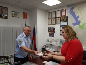 В ОВМ ОМВД России по Войковскому району состоялось вручение поздравительных открыток женщинам при предоставлении госуслуг В ОВМ ОМВД России по Войковскому району состоялось вручение поздравительных открыток женщинам при предоставлении госуслуг