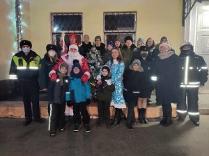 Сотрудники Госавтоинспекции Северного округа посетили детский дом в рамках акции «Полицейский Дед Мороз» Сотрудники Госавтоинспекции Северного округа посетили детский дом в рамках акции «Полицейский Дед Мороз»
