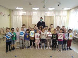 Сотрудники Госавтоинспекции провели профилактическое мероприятие в детском саду Сотрудники Госавтоинспекции провели профилактическое мероприятие в детском саду