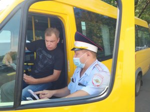 Сотрудники Госавтоинспекции Северного округа проверяют безопасность школьных автобусов Сотрудники Госавтоинспекции Северного округа проверяют безопасность школьных автобусов