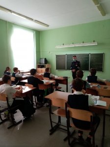 Сотрудники Госавтоиспекции провели профилактические беседы в школе на севере Москвы Сотрудники Госавтоиспекции провели профилактические беседы в школе на севере Москвы