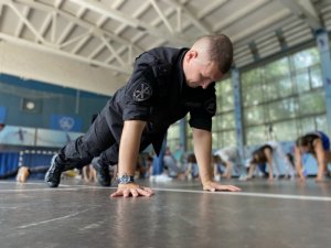 «Зарядка со стражем порядка»: московские полицейские провели зарядку для детей из ЛДНР «Зарядка со стражем порядка»: московские полицейские провели зарядку для детей из ЛДНР