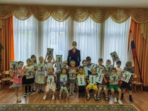 Сотрудники ГИБДД провели профилактическое занятие в детском саду на севере Москвы Сотрудники ГИБДД провели профилактическое занятие в детском саду на севере Москвы