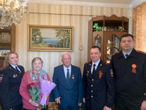В День празднования годовщины Великой Победы руководство УВД севера Москвы поздравило ветерана войны с праздником В День празднования годовщины Великой Победы руководство УВД севера Москвы поздравило ветерана войны с праздником