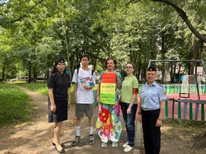 Член Общественного совета при УВД по САО совместно с сотрудниками полиции провели акцию «Каникулы с общественным советом» Член Общественного совета при УВД по САО совместно с сотрудниками полиции провели акцию «Каникулы с общественным советом»